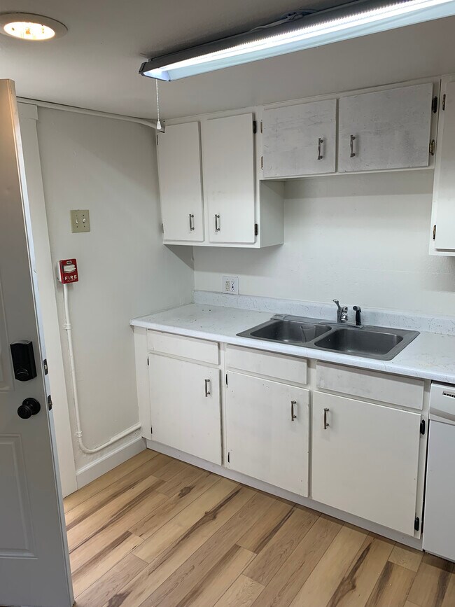 Unit B Kitchen - 1015 Grand Ave