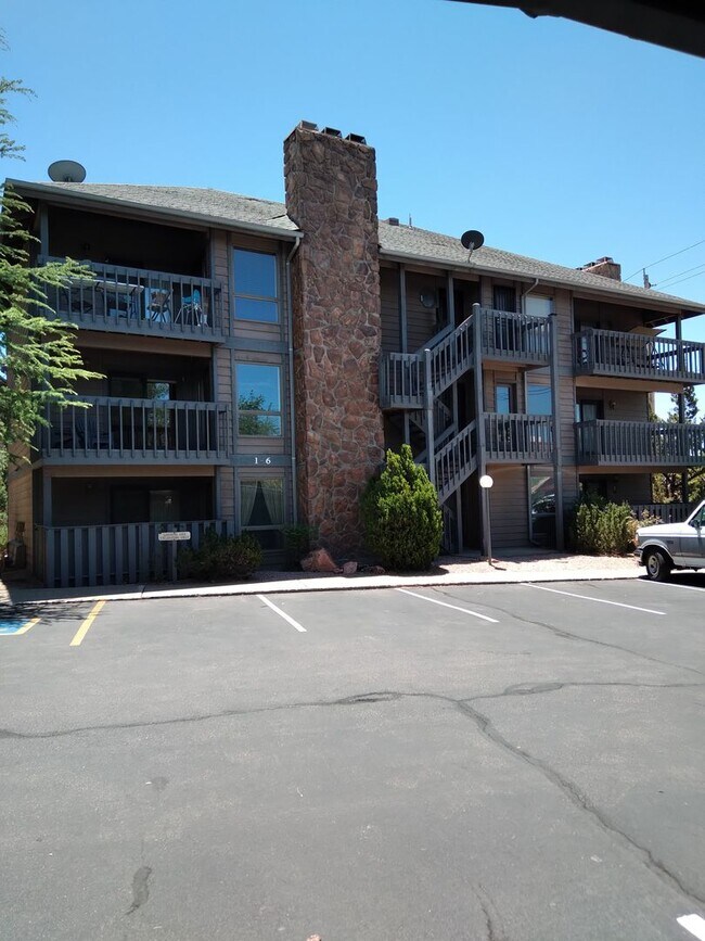 Building Photo - Beautiful 3 bed / 2 bath Seasons Condo Ava...