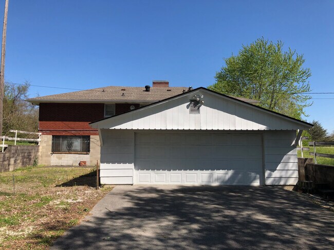 Building Photo - 206 Houchins Ferry Rd