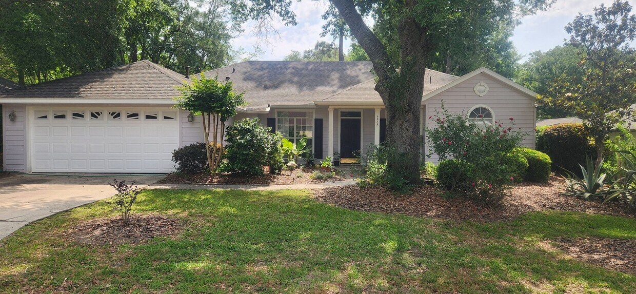 Foto principal - Beautiful, well-maintained 3-bedroom, 2-ba...