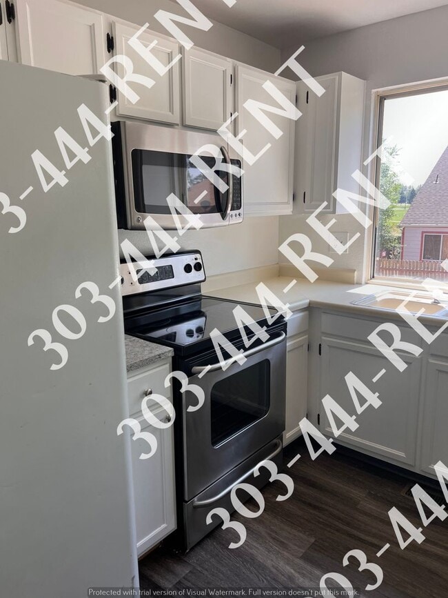 Building Photo - Large 3 Bedroom 2 Bathroom located in Gree...