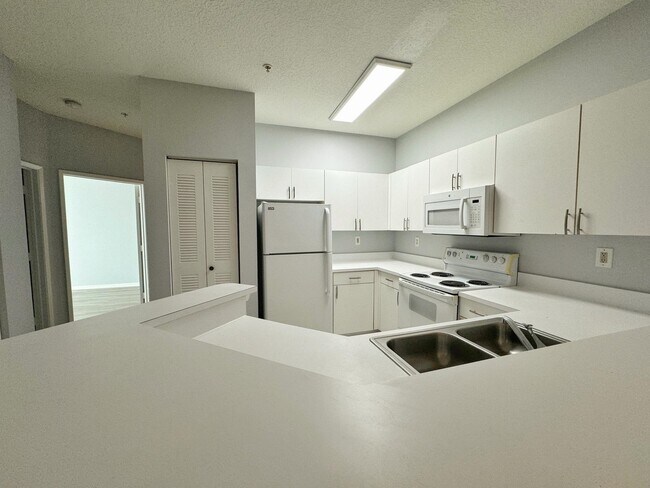 Building Photo - 615 Fairway Dr