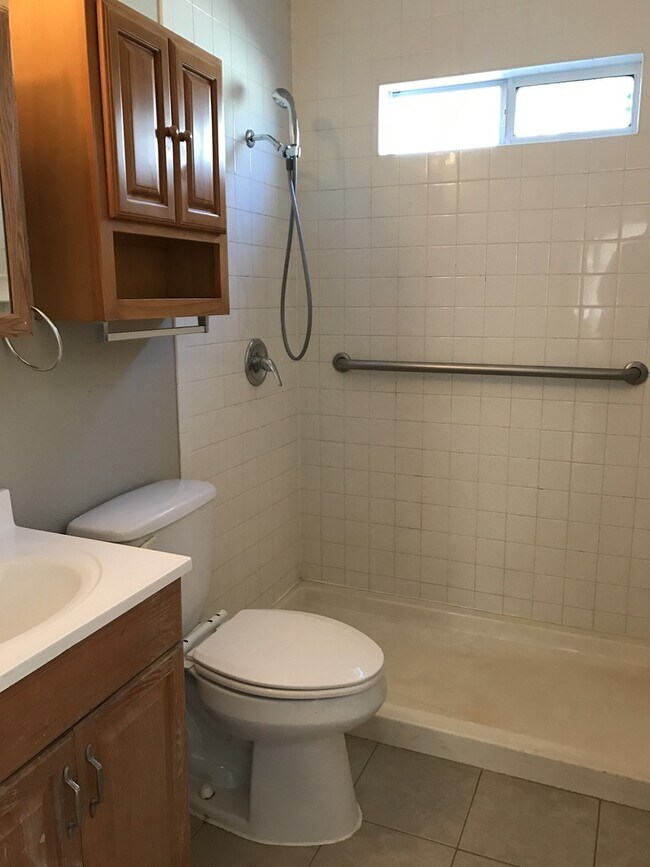 Building Photo - 2 bed 1 bath near OL Slaton!