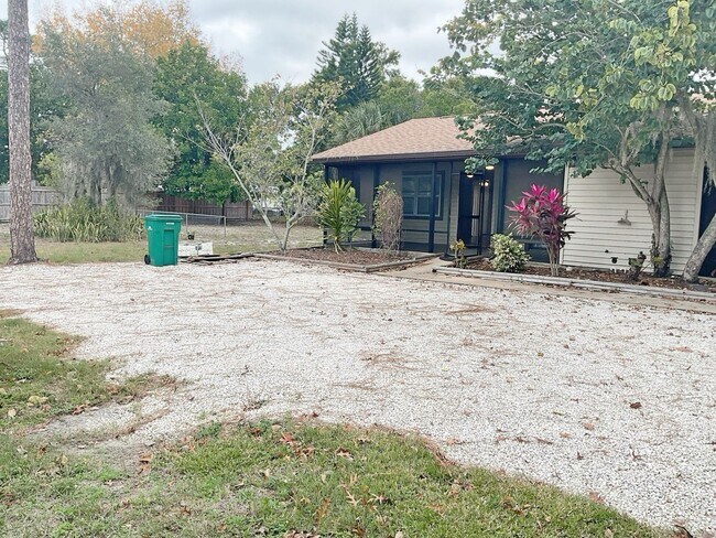 Building Photo - 2BD 1BTH Duplex w/Expansive yard and scree...