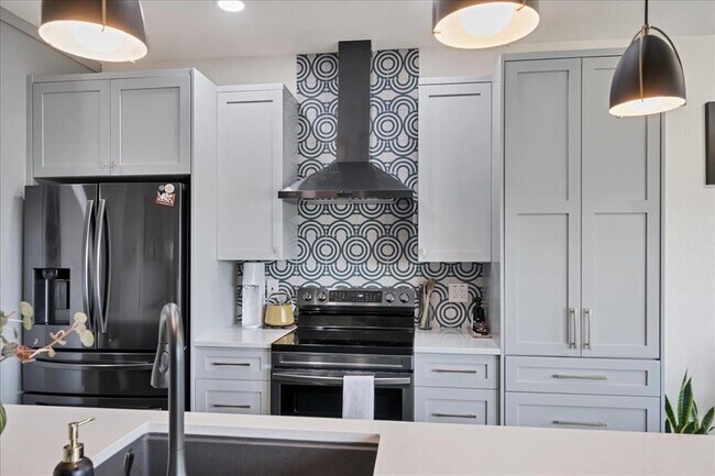 Building Photo - 4711 Spicewood Springs Rd