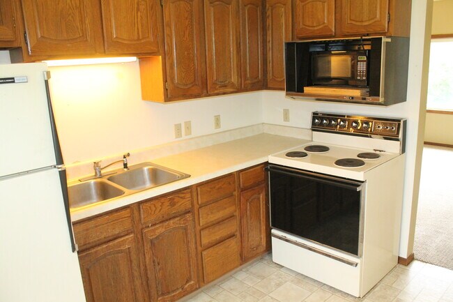 Kitchen - 412 Cottage Ave