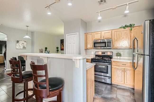 Building Photo - 2 Bedroom Townhome With 1 Car Garage Convenient To Nellis AFB and VA Hospital