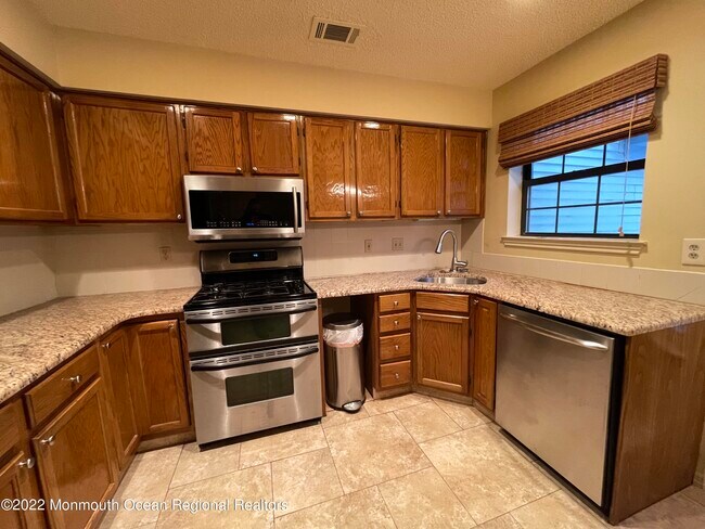 Building Photo - 140 Old Orchard Ln