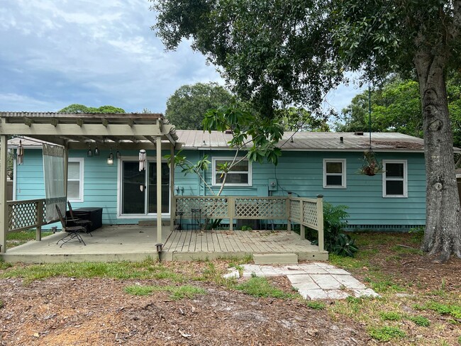 Building Photo - Annual 3 bed/2 bath house Available Novemb...