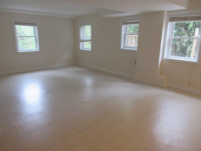 living room - 318 Camellia Dr
