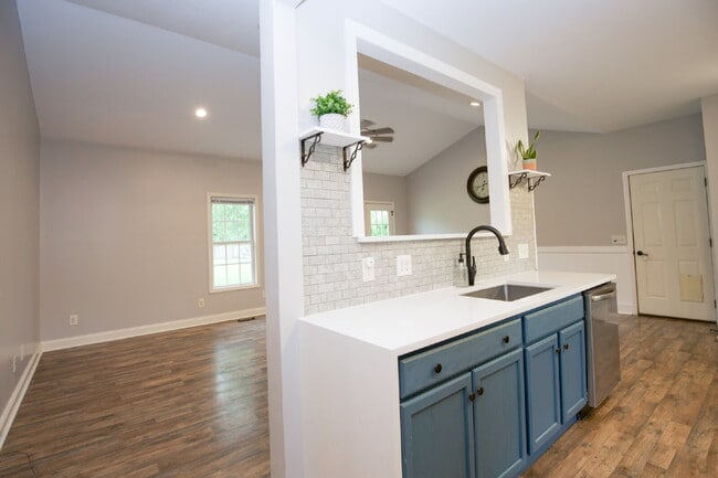 Building Photo - 102 Willow Creek Ln