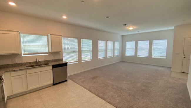 Building Photo - 3 Bedroom, 2.5 Bath End Unit Townhome in B...