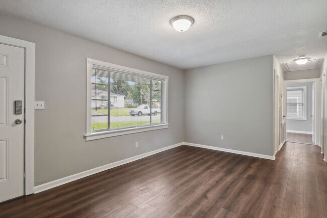 Building Photo - Large 3BR/1BA Near Ardsley Park House For Rent