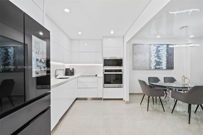 Foto del edificio - 19390 Collins Ave