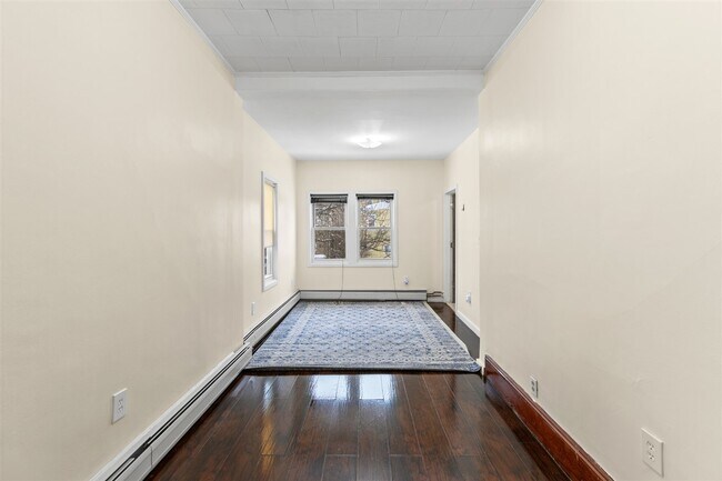 Foto del edificio - 32 Pearsall Ave