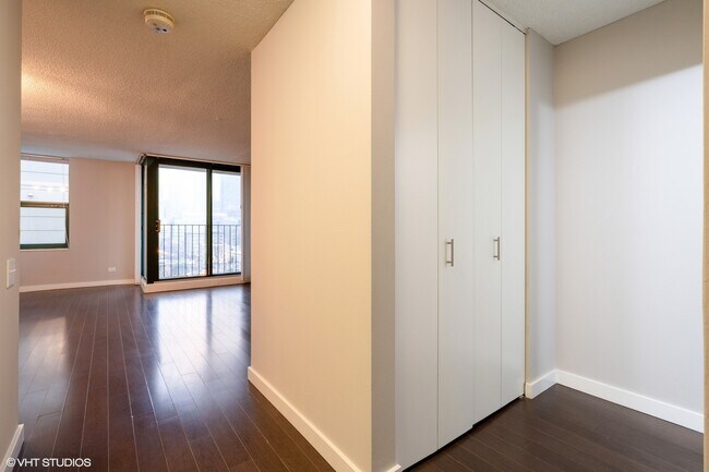 Foto del edificio - 70 W Huron St