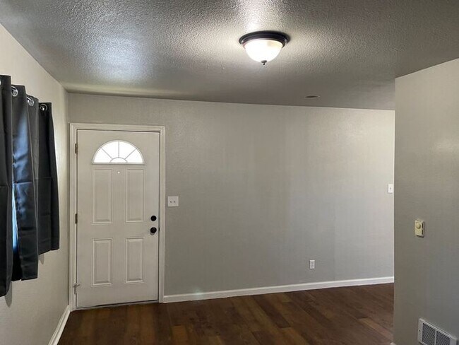 Foto del edificio - Cozy Oakdale 2 Bedroom 1 Bath Duplex