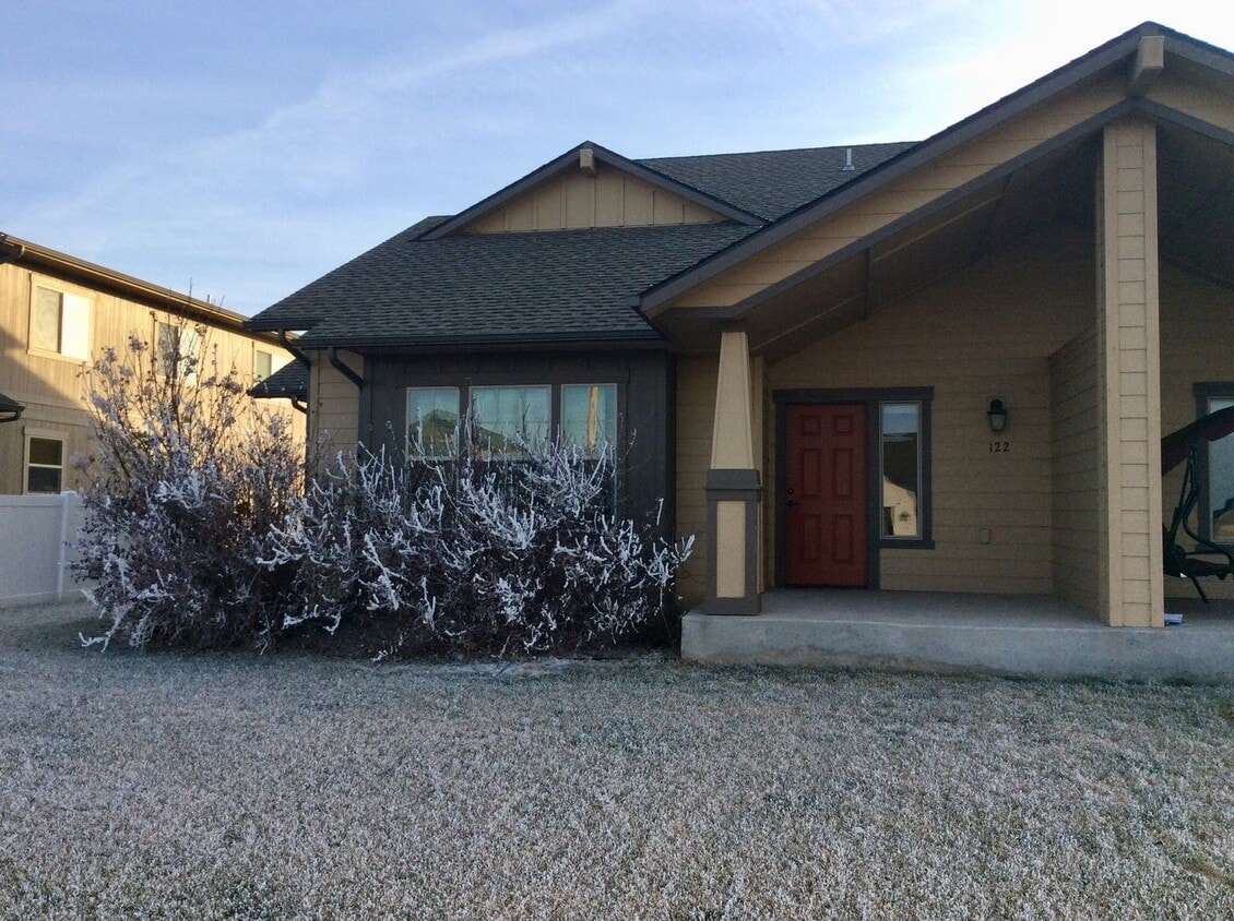 Primary Photo - Stunning Townhome in South Heart
