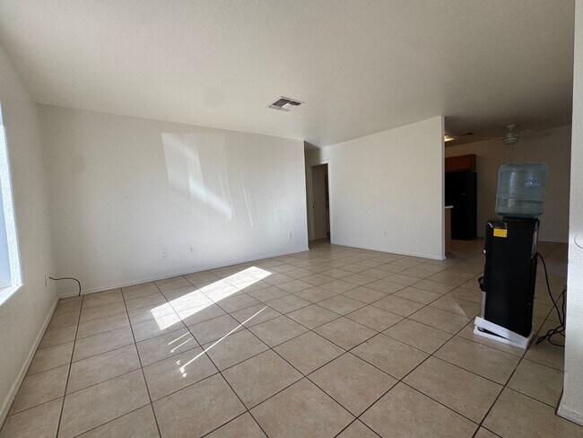 Foto del edificio - 3BR Duplex with gated yard and Garage