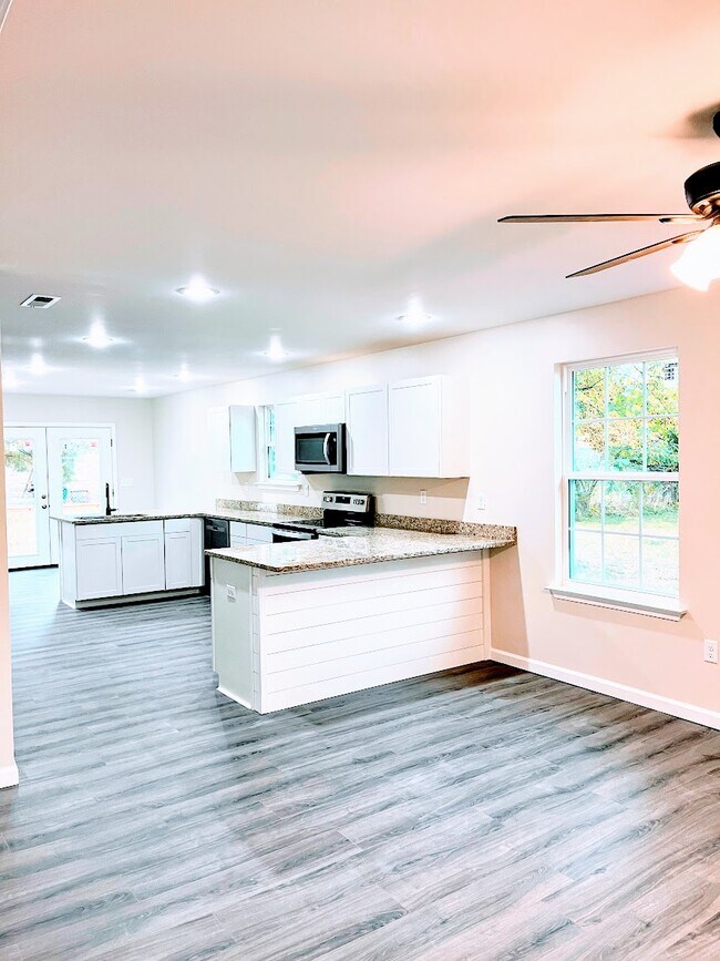 Building Photo - 210 E Duffle St