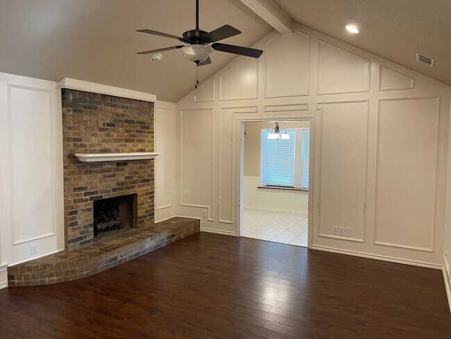 Living area with fireplace - 1902 Camellia St