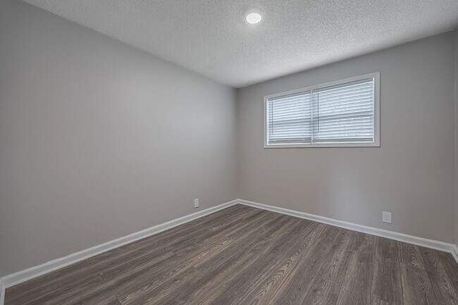 Foto del edificio - 2215 Sutton-Move in ready!