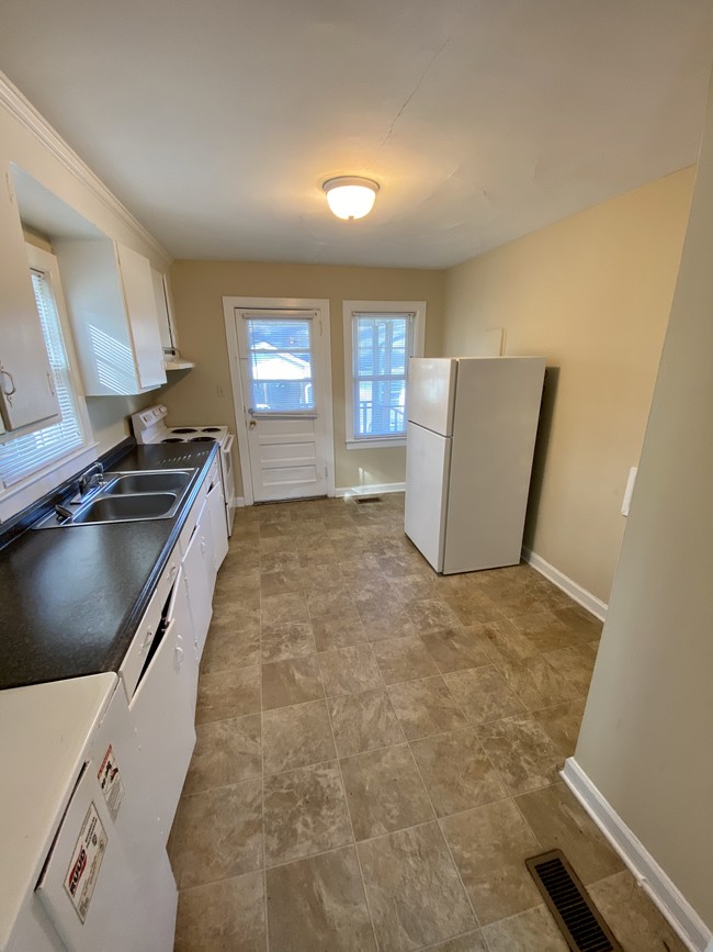 2 Bedroom, 1 Bath with Hardwood Floors - First Street Duplexes