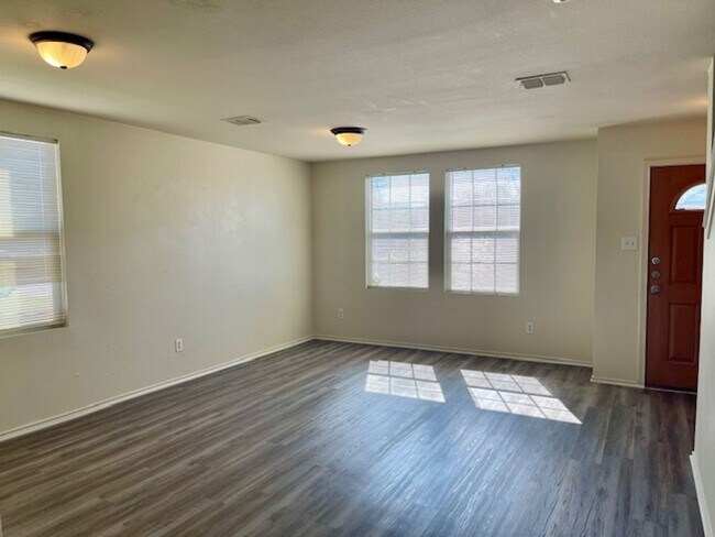 Building Photo - Newer 2 Story Home in Burleson with Commun...