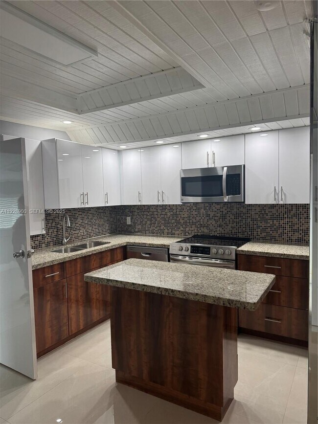 Building Photo - 881 Hialeah Dr