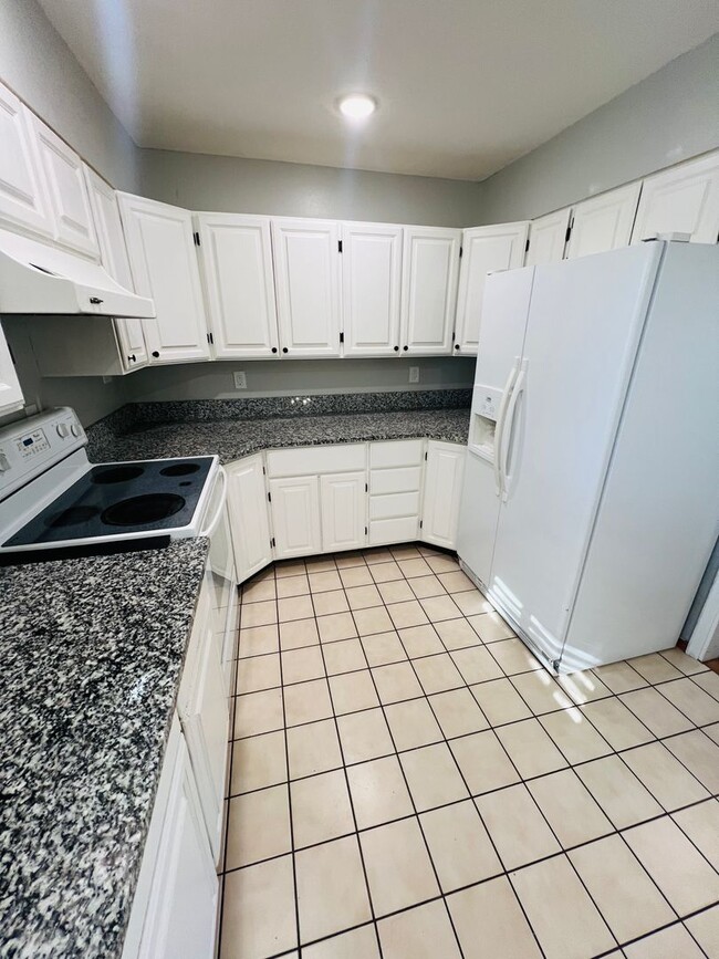 Building Photo - Beautiful 4 Bedroom 3-Bathroom Home