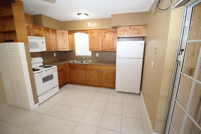 Building Photo - 551 SE 15th St