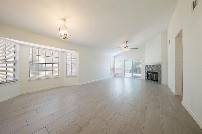 Building Photo - 808 Primrose Ln