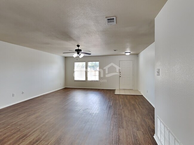 Foto del edificio - 110 Daisy Drive