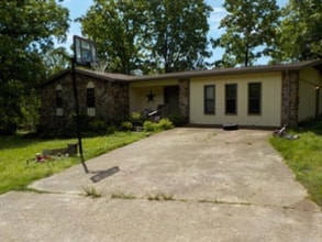Building Photo - 270 Sharon St