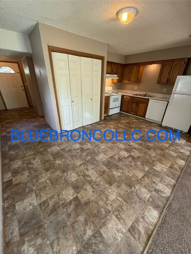 Foto del edificio - This one will go fast, marvelous 3 bedroom...