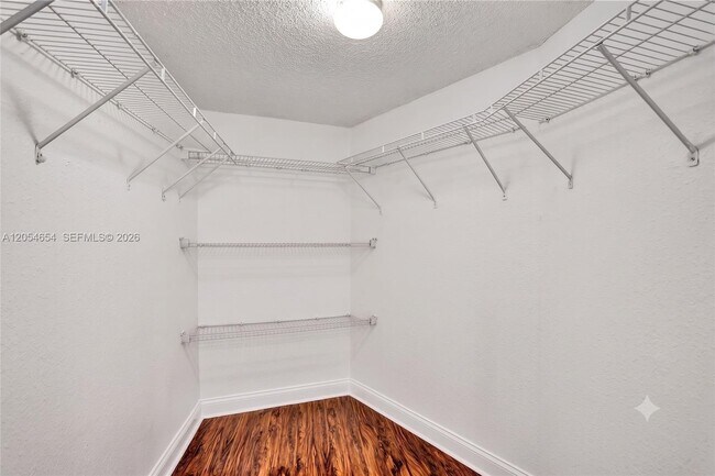 Foto del edificio - 4205 N University Dr