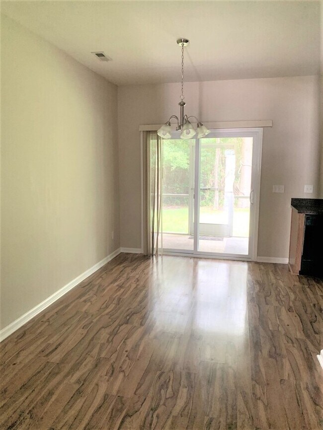 Foto del edificio - Beautiful town home in Summerville