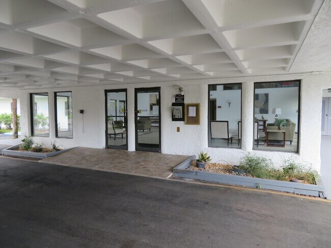 Foto del edificio - 9233 SW 8th St