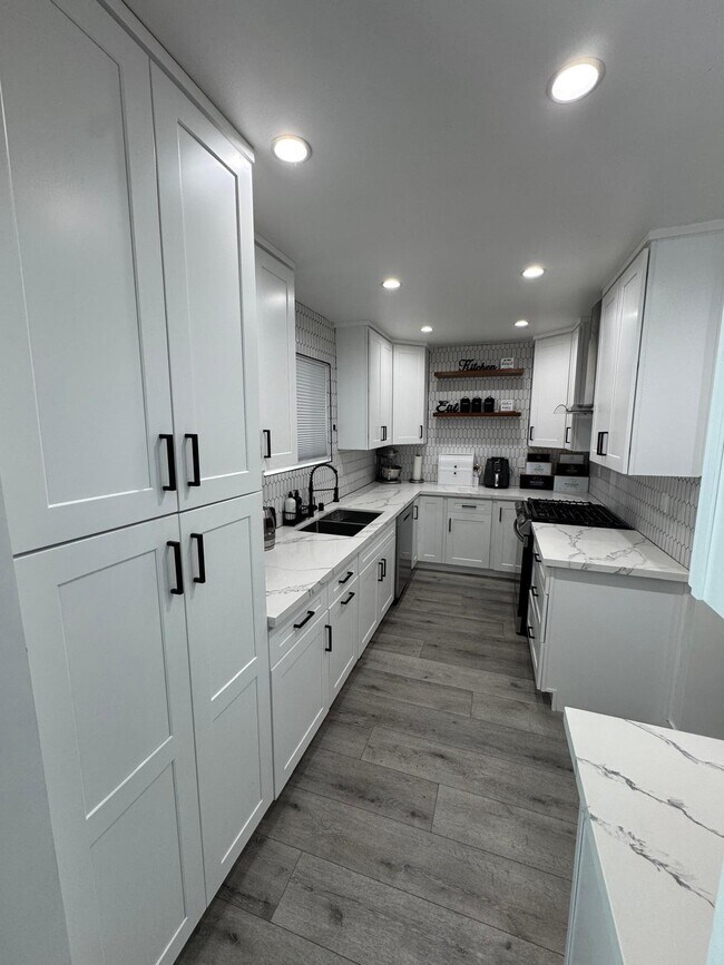 Foto del edificio - 7101 Sunnybrae Ave