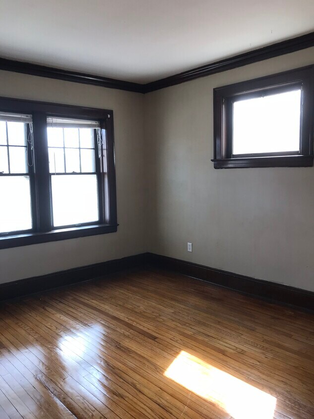 Building Photo - 1418 W Clifton Blvd