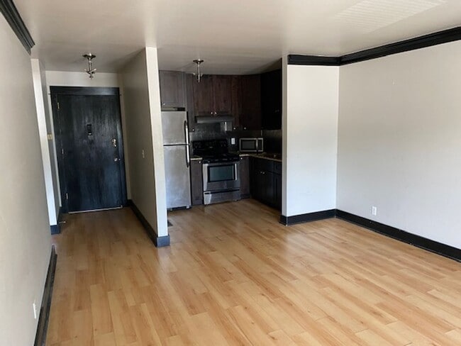Building Photo - Nice updated condo unit close to downtown ...
