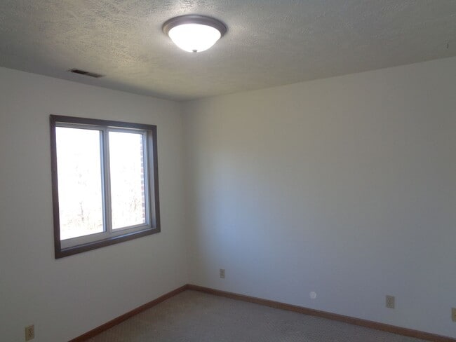 Building Photo - 5519 S 31st #5