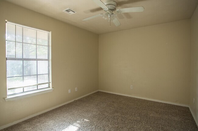 Building Photo - 400 S Greengate Dr