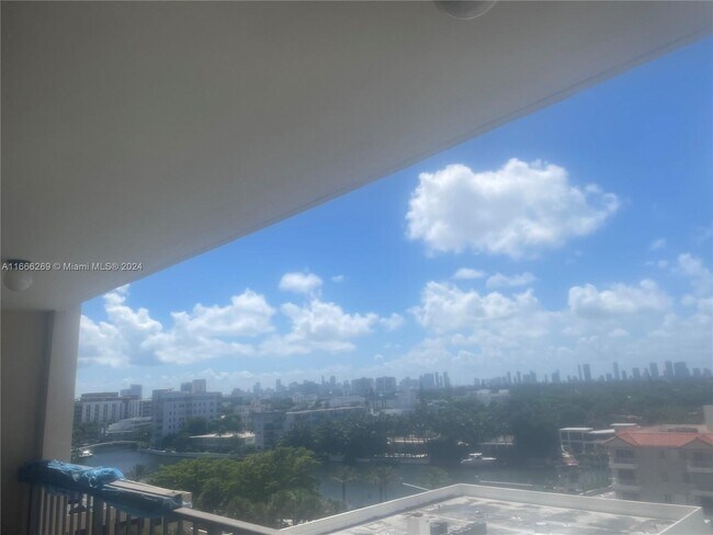 Building Photo - 2625 Collins Ave