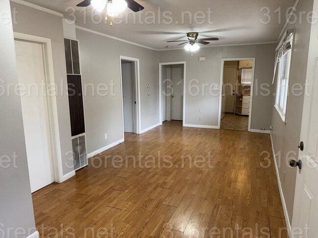 Foto del edificio - 3 Bedroom House on corner lot!