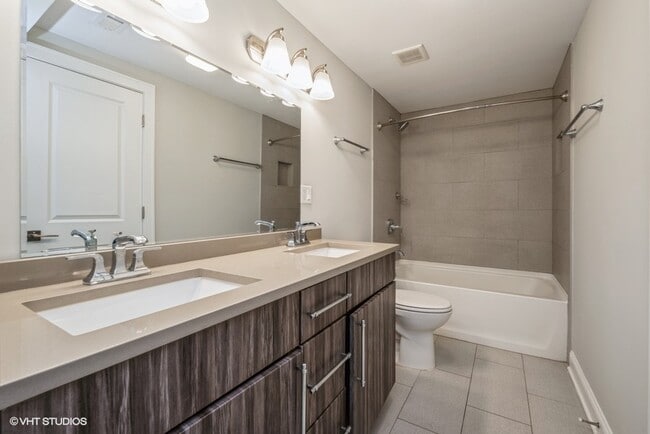 Building Photo - Beautiful Bronzeville 2-bed - 1-bath - Gar...