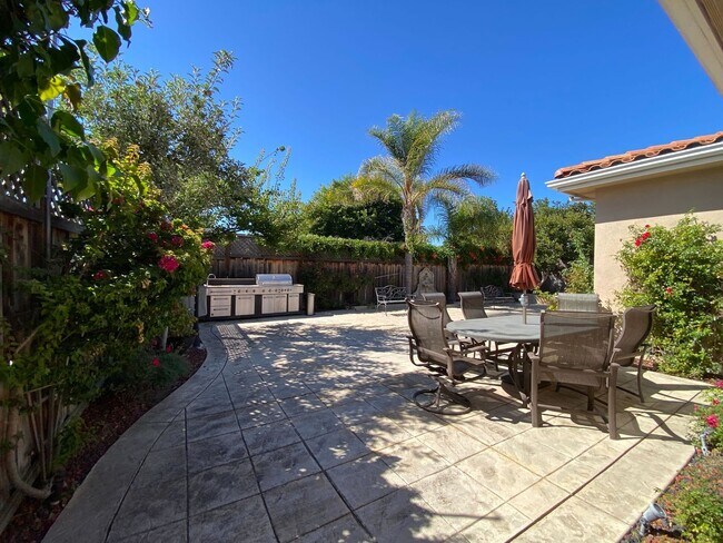 Foto del edificio - Gorgeous, Luxury and Furnished 3 bed 3 bat...