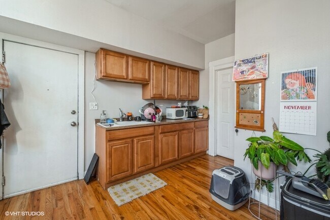 Foto del edificio - Sunny Pilsen 2 Bed- blocks away from Harri...