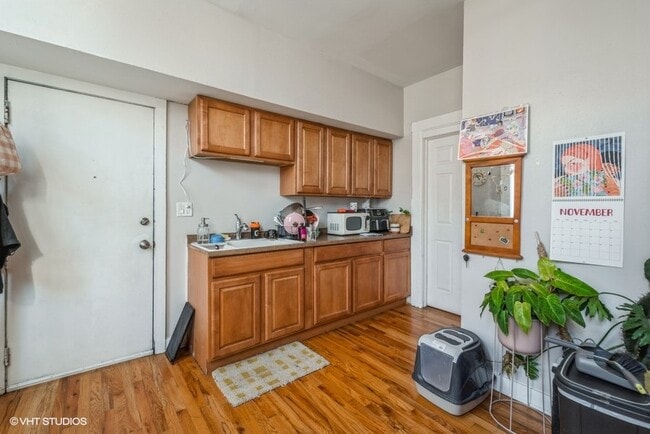 Building Photo - Sunny Pilsen 2 Bed- blocks away from Harri...
