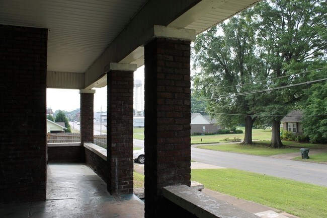 Foto del edificio - 310 W 6th St